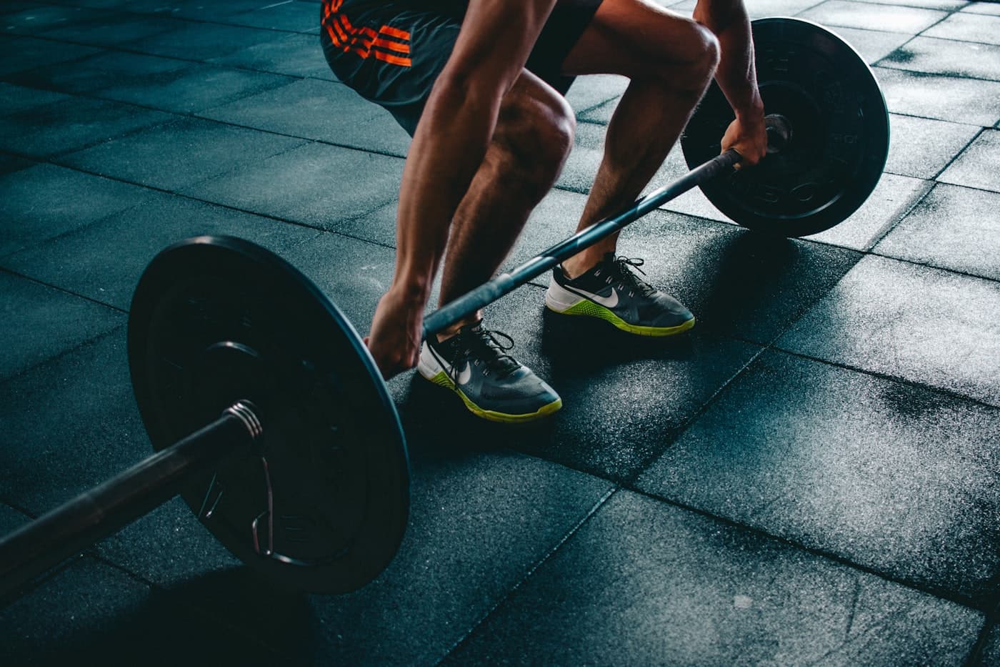 Träningsutrustning på golvet i ett gym