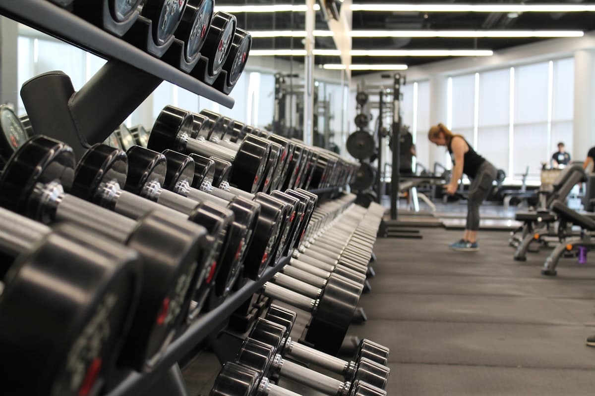 Gymmiljö med hantlar och träningsutrustning